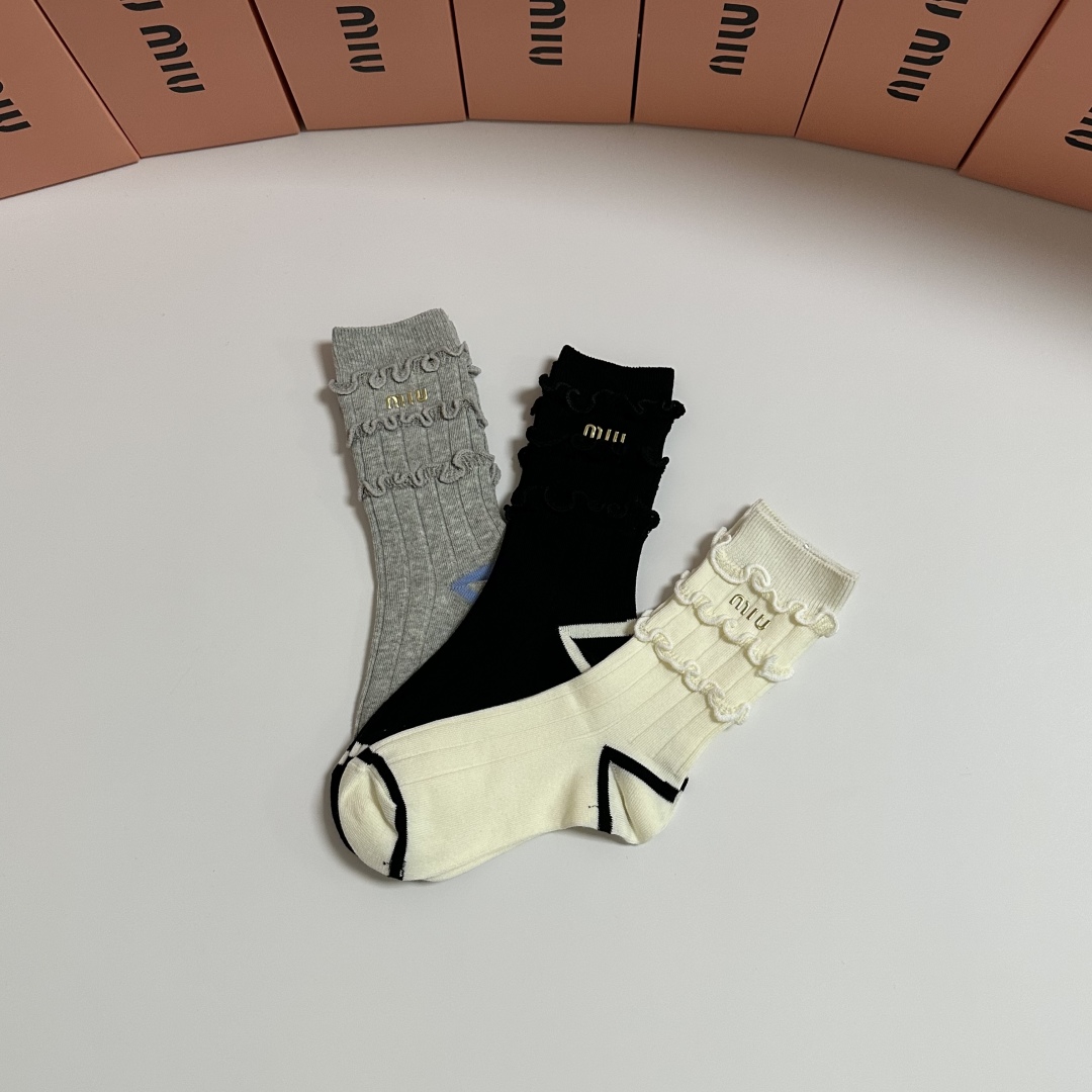 💛配包装MiuMiu（缪缪）新款经典中长款饰品袜堆堆袜袜子！一盒三双， 专柜同步筒款袜子，💛大牌出街，潮
