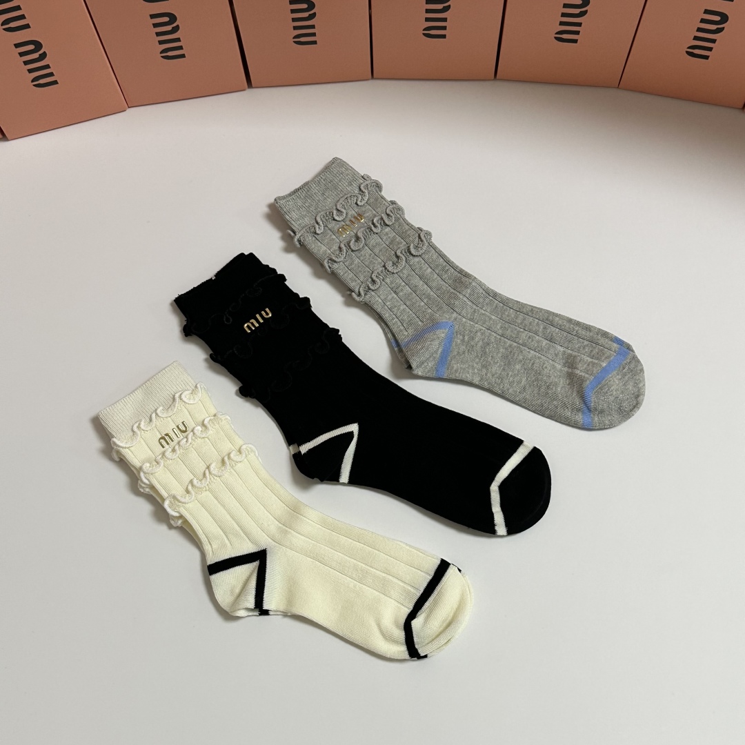 💛配包装MiuMiu（缪缪）新款经典中长款饰品袜堆堆袜袜子！一盒三双， 专柜同步筒款袜子，💛大牌出街，潮
