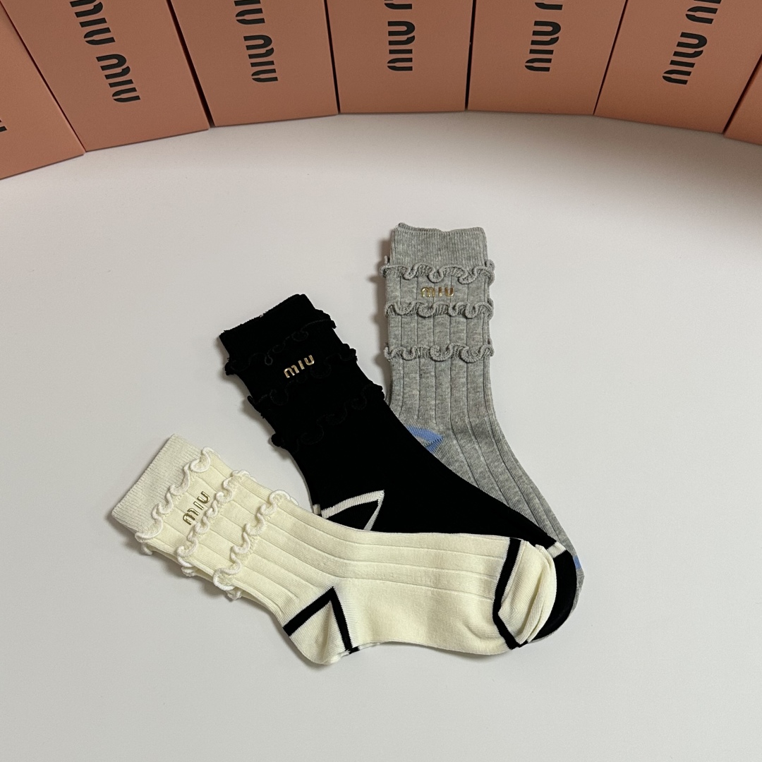 💛配包装MiuMiu（缪缪）新款经典中长款饰品袜堆堆袜袜子！一盒三双， 专柜同步筒款袜子，💛大牌出街，潮