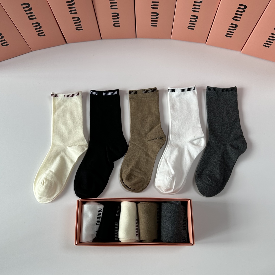 💛配包装MiuMiu（缪缪）新款经典中长筒袜堆堆袜袜子！一盒五双， 专柜同步筒袜袜子，💛大牌出街，潮人必