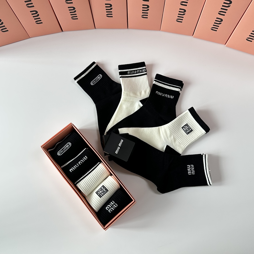 💛配包装MiuMiu（缪缪）新款经典中长筒袜堆堆袜袜子！一盒五双， 专柜同步筒袜袜子，💛大牌出街，潮人必