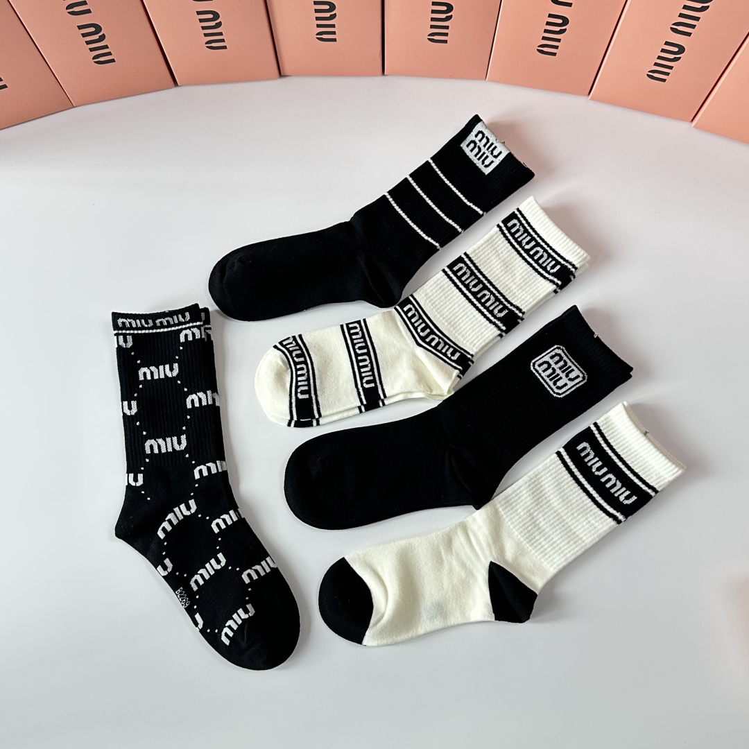 💛配包装MiuMiu（缪缪）新款经典中长筒袜堆堆袜袜子！一盒五双， 专柜同步筒袜袜子，💛大牌出街，潮人必