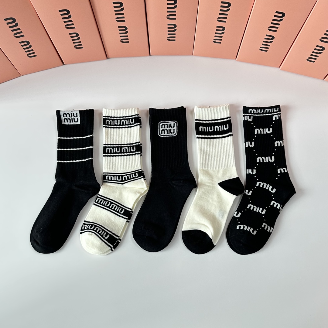 💛配包装MiuMiu（缪缪）新款经典中长筒袜堆堆袜袜子！一盒五双， 专柜同步筒袜袜子，💛大牌出街，潮人必