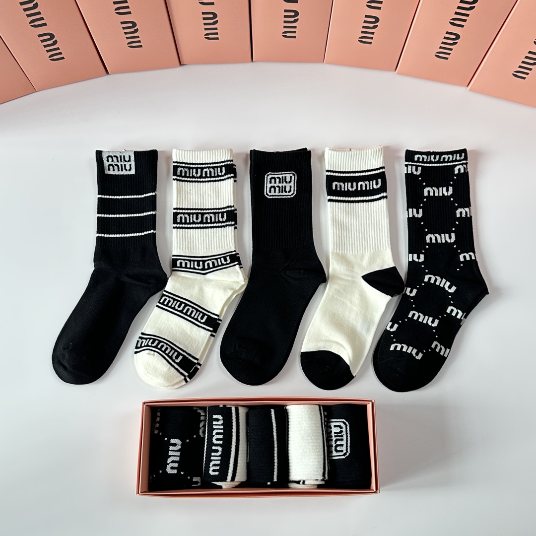 💛配包装MiuMiu（缪缪）新款经典中长筒袜堆堆袜袜子！一盒五双， 专柜同步筒袜袜子，💛大牌出街，潮人必