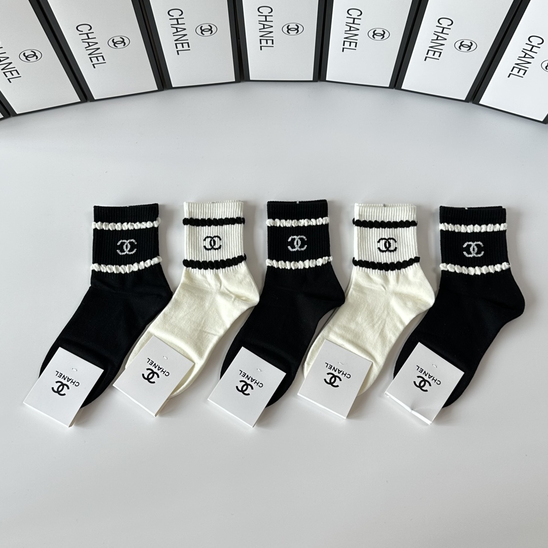 💛配包装Chanel（香奈儿）新款中长款堆堆袜袜子！一盒五双， 专柜同步筒款袜子，💛大牌出街，潮人必备🔥