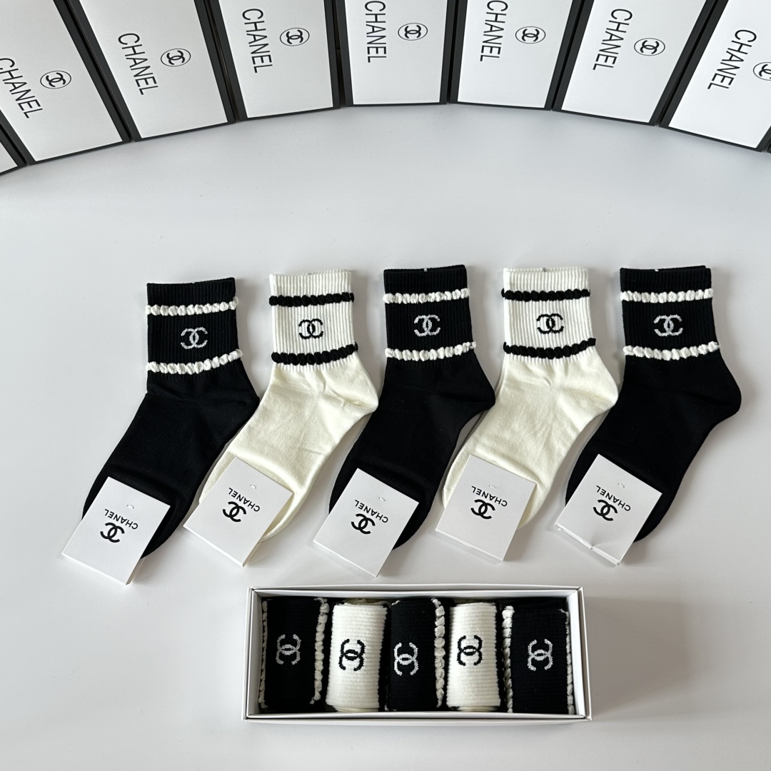 💛配包装Chanel（香奈儿）新款中长款堆堆袜袜子！一盒五双， 专柜同步筒款袜子，💛大牌出街，潮人必备🔥