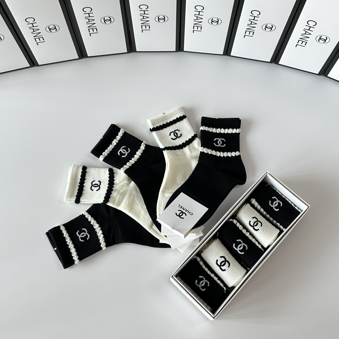 💛配包装Chanel（香奈儿）新款中长款堆堆袜袜子！一盒五双， 专柜同步筒款袜子，💛大牌出街，潮人必备🔥