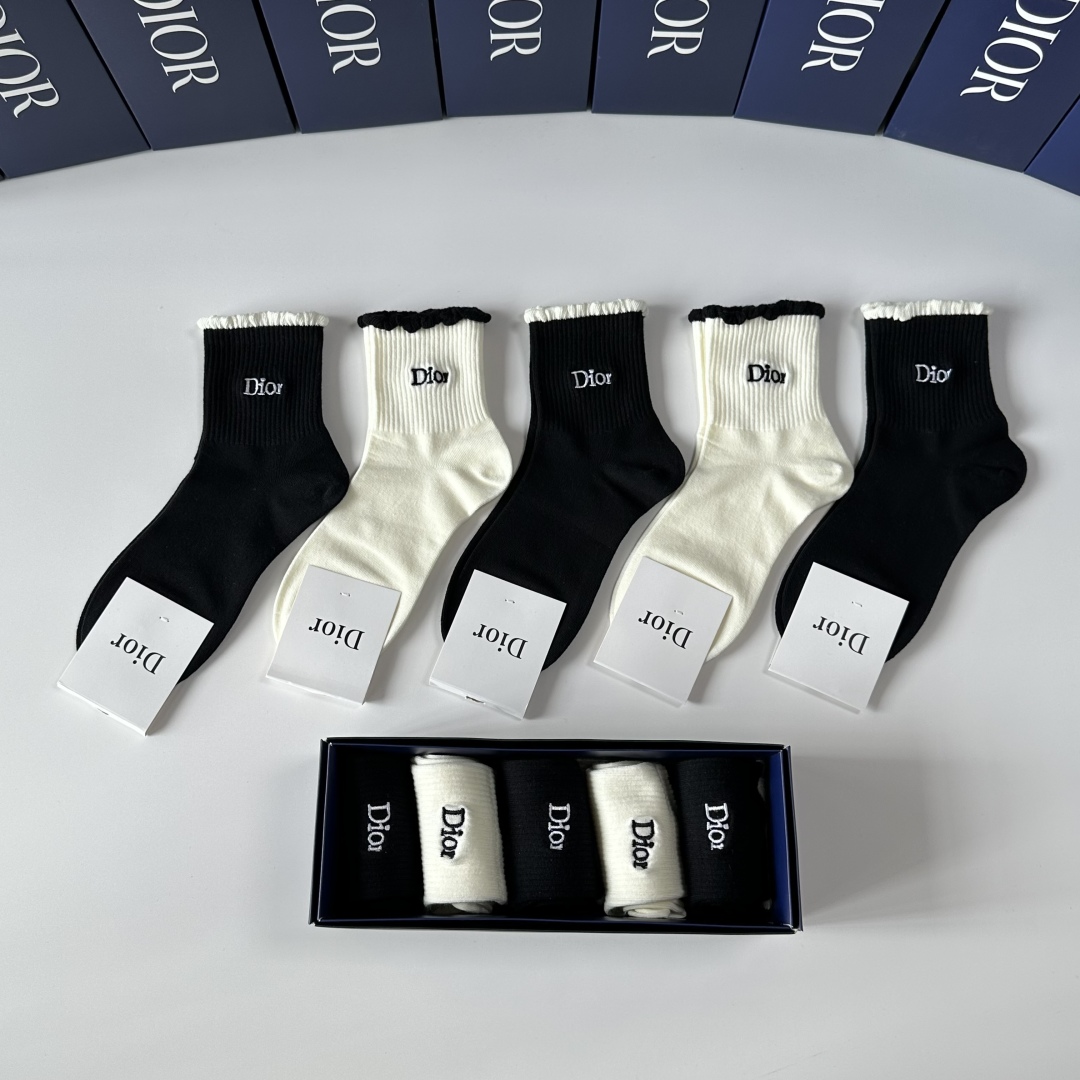 💛配包装Dior（迪奥）新款经典刺绣中长筒袜堆堆袜袜子！一盒五双， 专柜同步筒袜袜子，💛大牌出街，潮人必