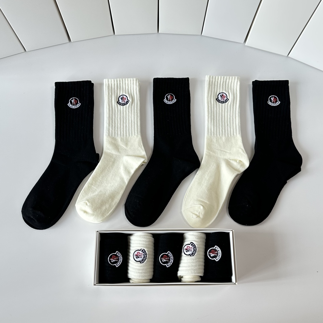 💛配专柜包装MONCLER（蒙口）最新中长筒刺绣款堆堆袜袜子！一盒五双，专柜同步筒袜袜子，💛大牌出街，潮