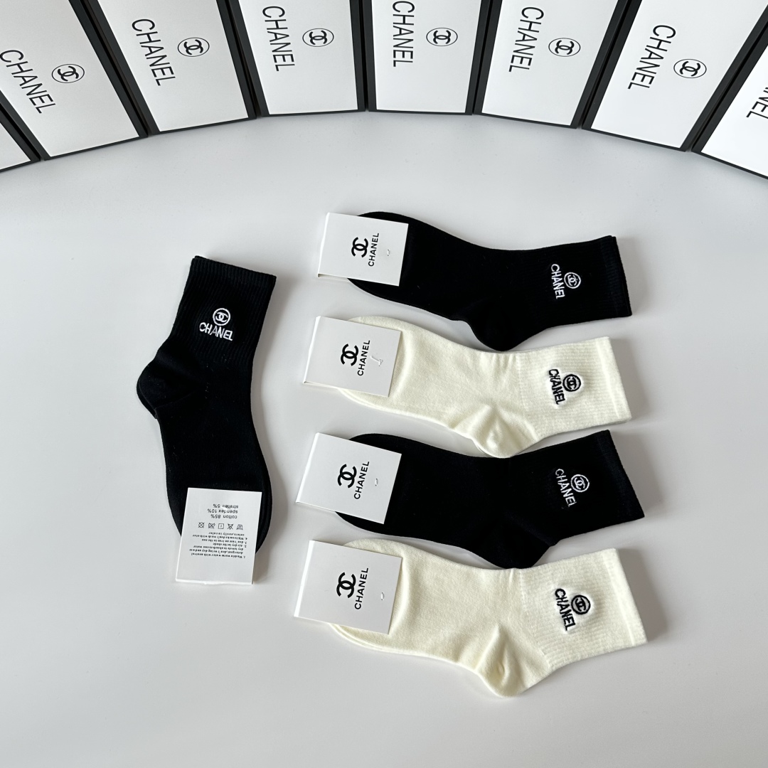 💛配专柜包装Chanel（香奈儿）新款刺绣中长款堆堆袜袜子！一盒五双，专柜同步筒袜袜子，💛大牌出街，潮人