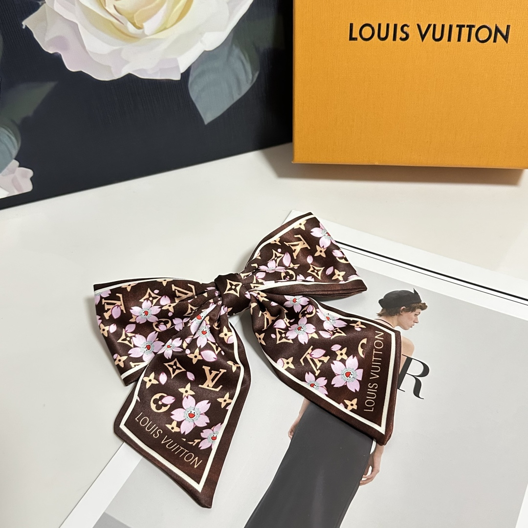 NO:542906,Specially equipped with counter packaging Lv (Louis Vuitton) latest bow-tie medieval hairpin #Tell me!  A must-have item for everyone. This one must be bought. The fairy is going to take it. Whoever wears it looks good~ Hairpins, hairpins, louis vuitton, louis vuitton, hairpins19860909特 配专柜包装 Lv（路易威登）最新蝴蝶结中古发夹# 信我！人手必备的单品 这件必须买 洋气神仙颜值 小仙女要收了它,谁戴谁好看～发夹,发夹,louis vuitton,louis vuitton,hairpins,accessory