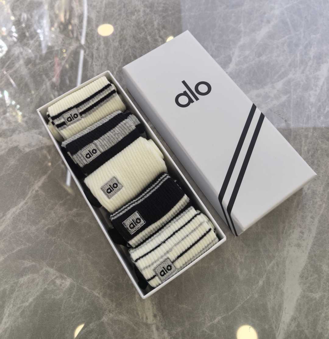 NO:584664,Special packaging ALO's new double-needle embroidered mid-length socks!  Five pairs in a box, synchronized tube socks at the counter, big brands going out on the street, must-have socks for fashionistas, stockings, socks, socks19860909特 配包装 ALO 新款双针刺绣中长筒款堆堆袜袜子！一盒五双, 专柜同步筒款袜子,大牌出街,潮人必备超好搭袜子,丝袜,袜子,socks,accessory