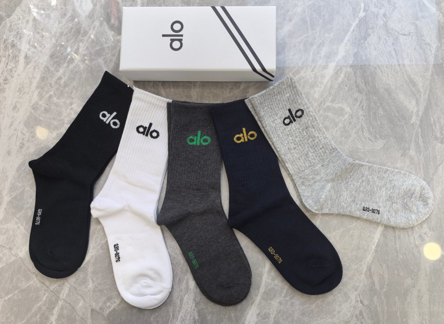 配包装 ALO（阿洛）新款中长款堆堆袜袜子！一盒五双， 专柜同步筒款袜子，💛大牌出街，潮人必备🔥超好搭