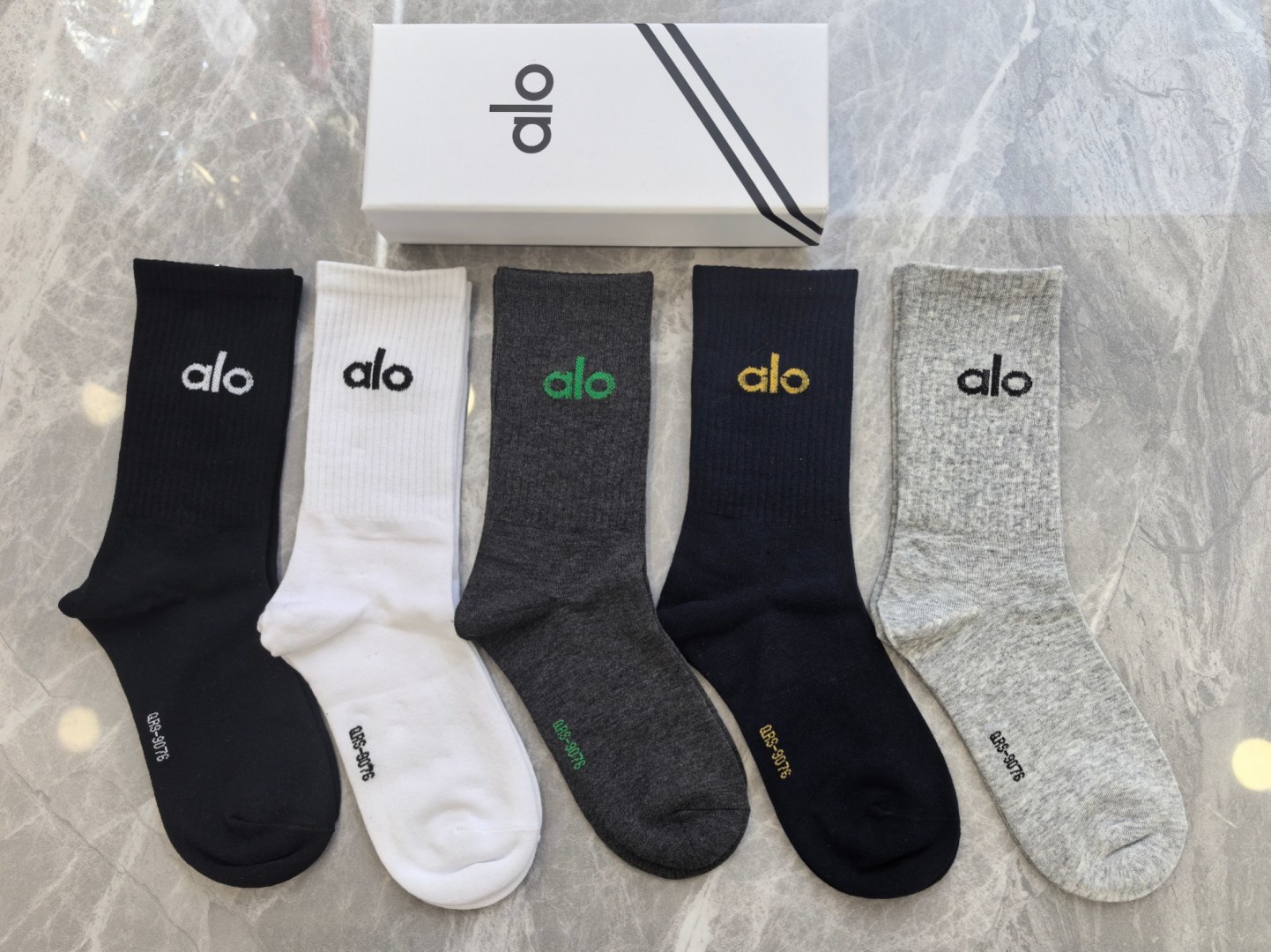 配包装 ALO（阿洛）新款中长款堆堆袜袜子！一盒五双， 专柜同步筒款袜子，💛大牌出街，潮人必备🔥超好搭