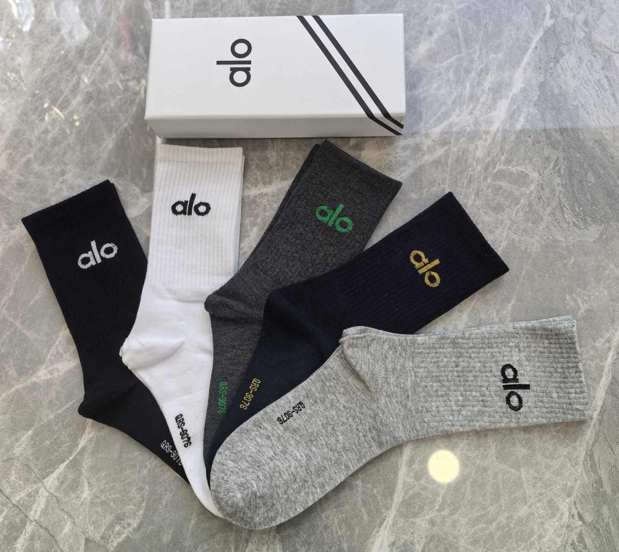 配包装 ALO（阿洛）新款中长款堆堆袜袜子！一盒五双， 专柜同步筒款袜子，💛大牌出街，潮人必备🔥超好搭