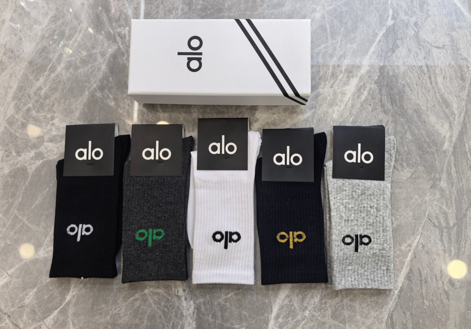 配包装 ALO（阿洛）新款中长款堆堆袜袜子！一盒五双， 专柜同步筒款袜子，💛大牌出街，潮人必备🔥超好搭