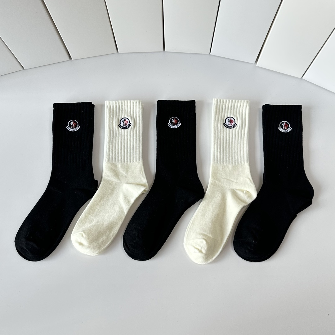NO:584673,Specially equipped with counter packaging MONCLER's latest mid-length embroidered socks!  Five pairs in a box, synchronized tube socks at the counter, big brands going out on the street, must-have socks for fashionistas, stockings, socks, Moncler, socks19860909特 配专柜包装 MONCLER（蒙口）最新中长筒刺绣款堆堆袜袜子！一盒五双,专柜同步筒袜袜子,大牌出街,潮人必备超好搭袜子,丝袜,袜子,Moncler,socks,accessory