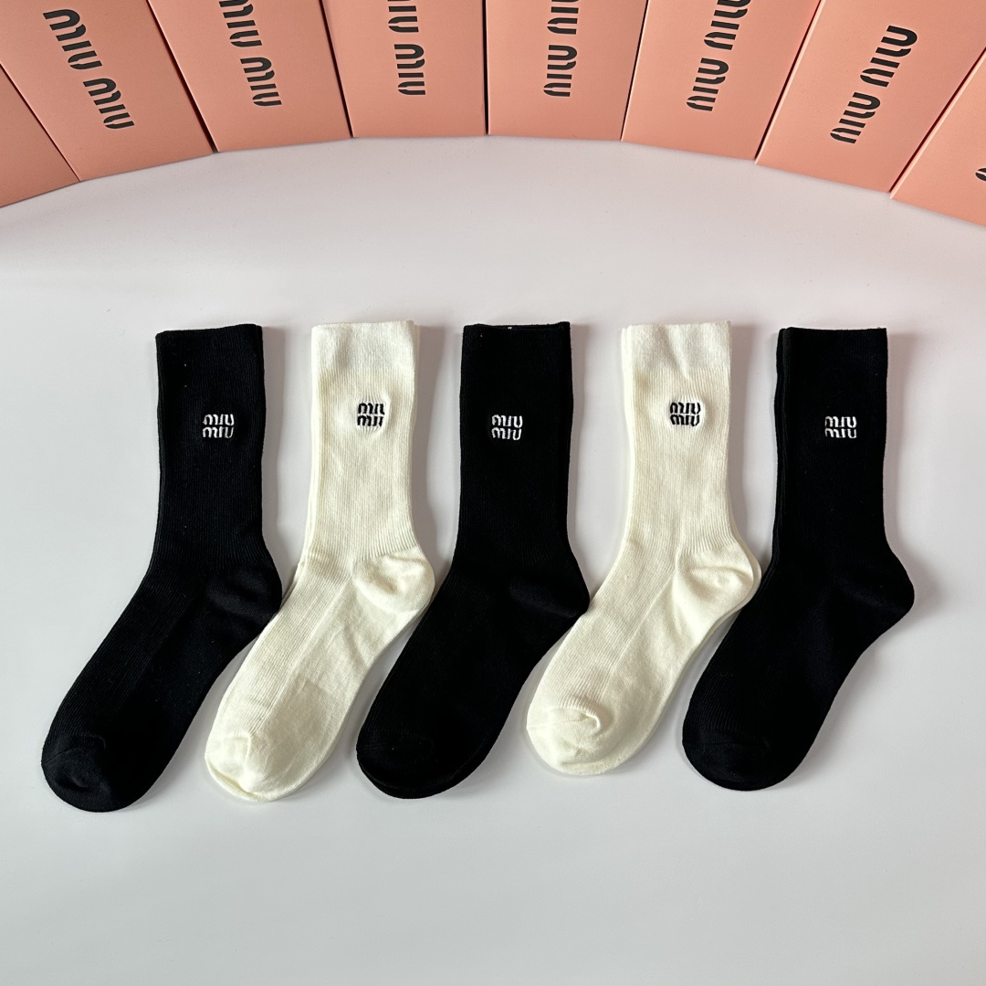 NO:584665,Specially equipped with counter packaging MiuMiu's new cashmere embroidered mid-length socks!  Five pairs in a box, synchronized tube socks at the counter, big brands going out on the street, must-have socks for fashionistas, stockings, socks, miumiu, socks19860909特 配专柜包装 MiuMiu（缪缪）新款羊绒刺绣中长筒袜堆堆袜袜子！一盒五双,专柜同步筒袜袜子,大牌出街,潮人必备超好搭袜子,丝袜,袜子,miumiu,socks,accessory