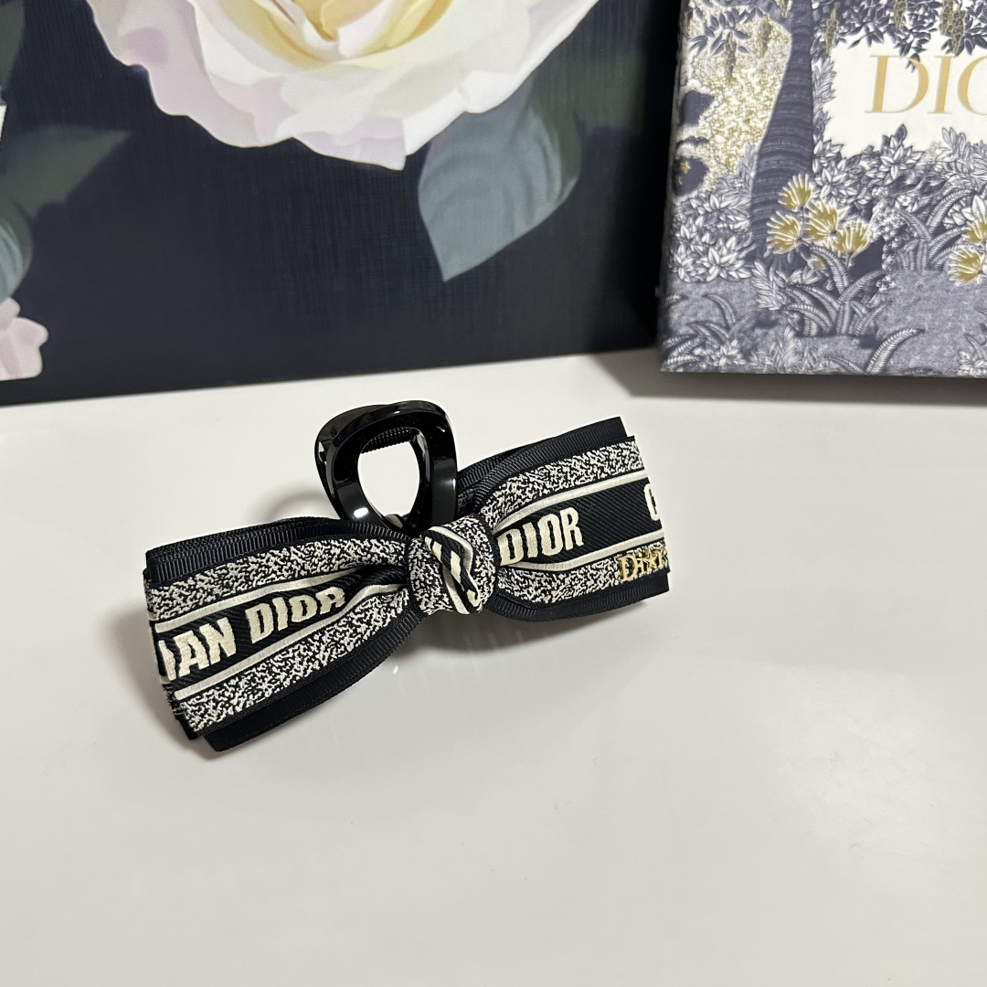 NO:555274,Special (single) with counter packaging, DIOR's latest clip, vintage vintage clip, elegant girl worth buying, very easy to match, elegant and tasteful hairpins, hairpins, dior, dior, hairpins19860909特（单个）配专柜包装 DIOR（迪奥）最新抓夹 中古vintage复古抓夹 优雅的girl值得入手 非常好搭配 气质有品位发夹,发夹,dior,dior,hairpins,accessory