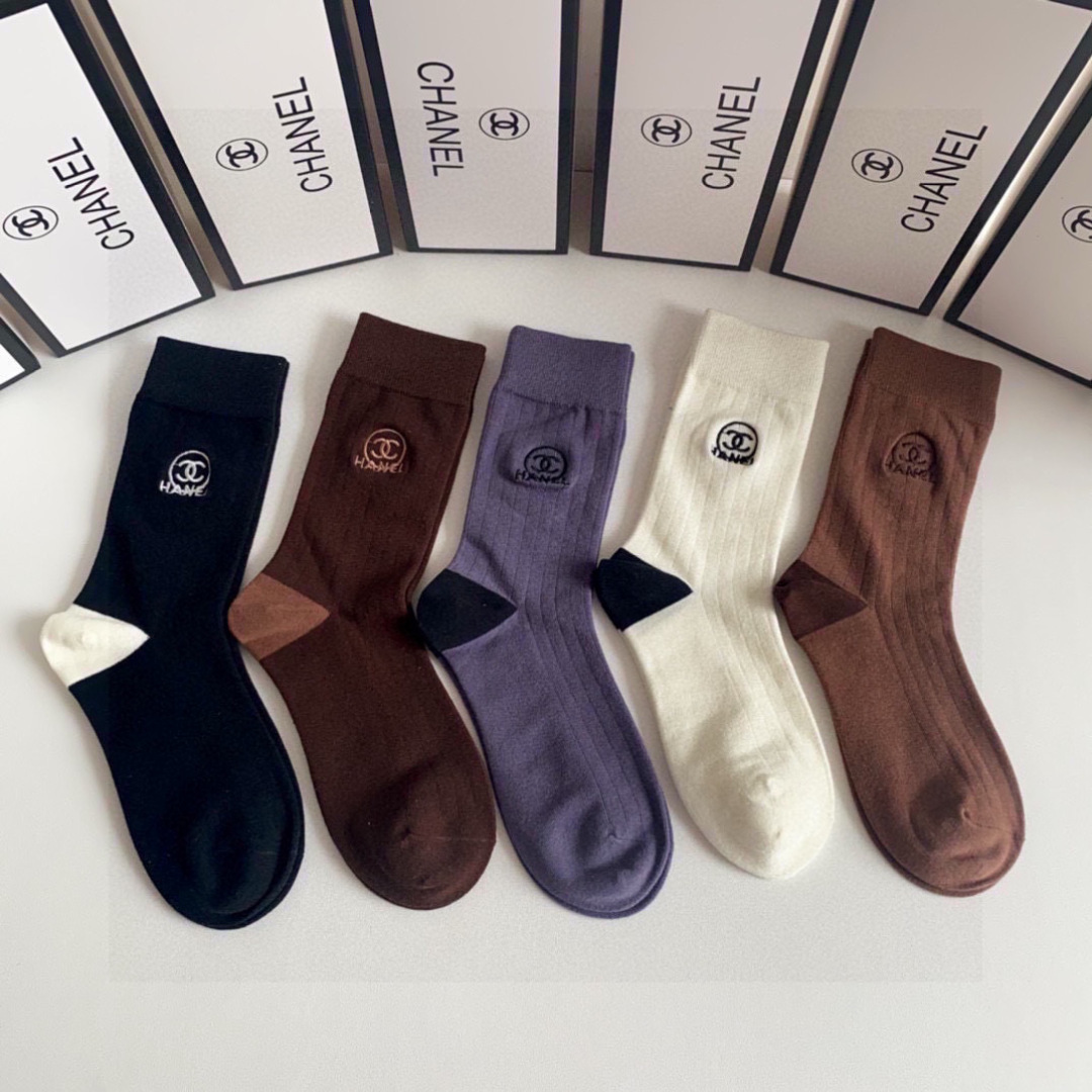 NO:585159,Specially equipped with counter packaging, Chanel's new Maillard mid-length embroidered socks!  Five pairs in a box, synchronized tube socks at the counter, big brands going out on the street, must-have socks for fashionistas, stockings, socks, chanel, chanel, socks19860909特 配专柜包装 Chanel（香奈儿）新款美拉德风中长款刺绣堆堆袜袜子！一盒五双,专柜同步筒袜袜子,大牌出街,潮人必备超好搭袜子,丝袜,袜子,chanel,chanel,socks,accessory