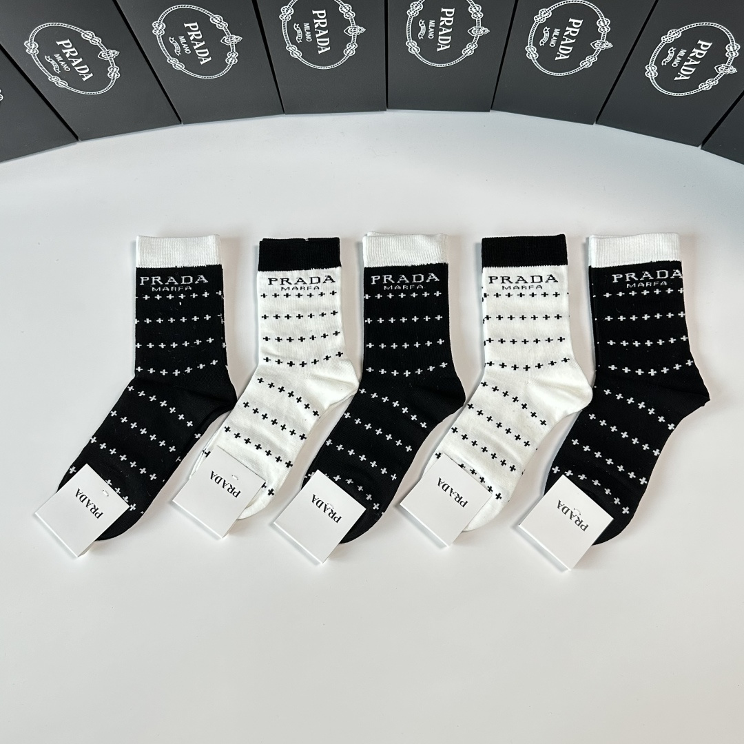 NO:554909,Specially packaged Prada’s new mid-length pile socks!  Five pairs in a box, synchronized tube socks at the counter, big brands out on the street, must-have socks for fashionistas, stockings, socks, prada, prada, socks19860909特 配包装 Prada（普拉达）新款中长款堆堆袜袜子！一盒五双, 专柜同步筒款袜子,大牌出街,潮人必备超好搭袜子,丝袜,袜子,prada,prada,socks,accessory