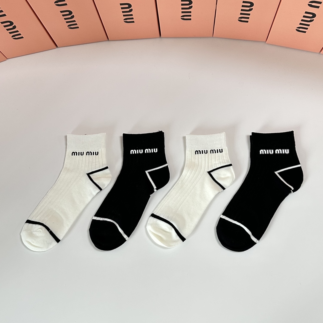 NO:584635,Specially equipped with counter packaging MiuMiu (Miu Miu) new jewelry socks hot stamped mid-length pile socks!  Four pairs in a box, synchronized tube socks at the counter, big brands going out on the street, must-have socks for fashionistas, stockings, socks, miumiu, socks19860909特 配专柜包装 MiuMiu（缪缪）新款饰品袜烫印中长款堆堆袜袜子！一盒四双,专柜同步筒袜袜子,大牌出街,潮人必备超好搭袜子,丝袜,袜子,miumiu,socks,accessory