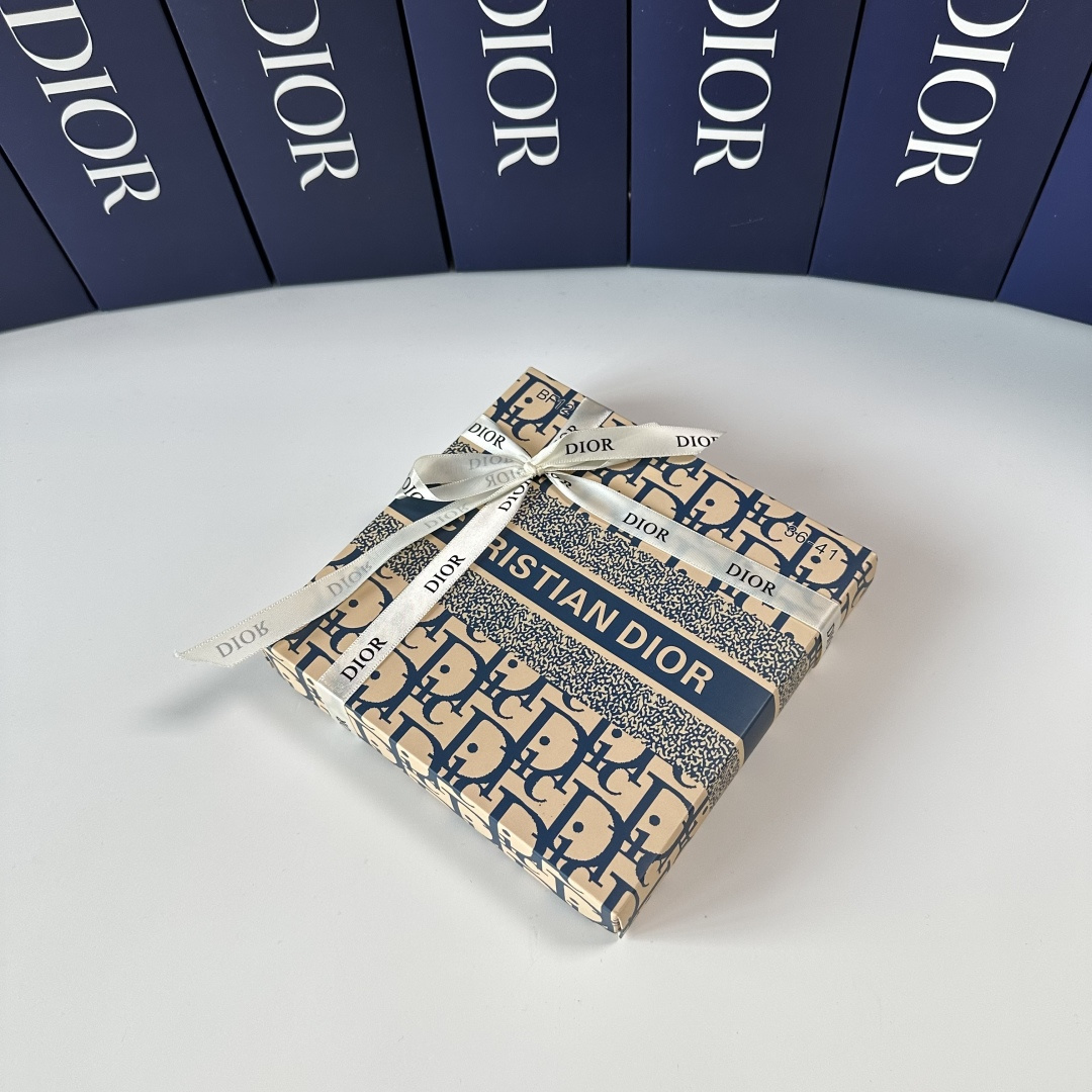 NO:584642,Special counter packaging: DIOR's new gift box with mid-length piles of socks!  Four pairs in a box, synchronized tube socks at the counter, big brands going out on the street, must-have socks for fashionistas, stockings, socks, dior, dior, socks19860909特配专柜包装 DIOR（迪奥）新款礼盒装中长款堆堆袜袜子！一盒四双,专柜同步筒袜袜子,大牌出街,潮人必备超好搭袜子,丝袜,袜子,dior,dior,socks,accessory