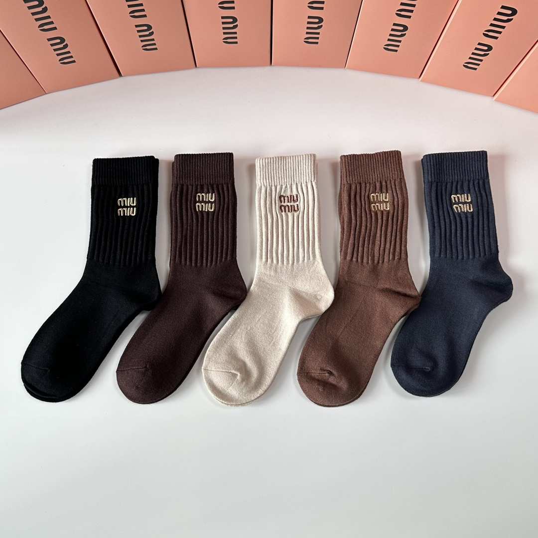 NO:584659,Special packaging MiuMiu's new cashmere embroidered mid-length pile socks!  Five pairs in a box, synchronized tube socks at the counter, big brands out on the street, must-have socks for fashionistas, stockings, socks, miumiu, socks19860909特 配包装 MiuMiu（缪缪）新款羊绒刺绣中长款堆堆袜袜子！一盒五双, 专柜同步筒款袜子,大牌出街,潮人必备超好搭袜子,丝袜,袜子,miumiu,socks,accessory