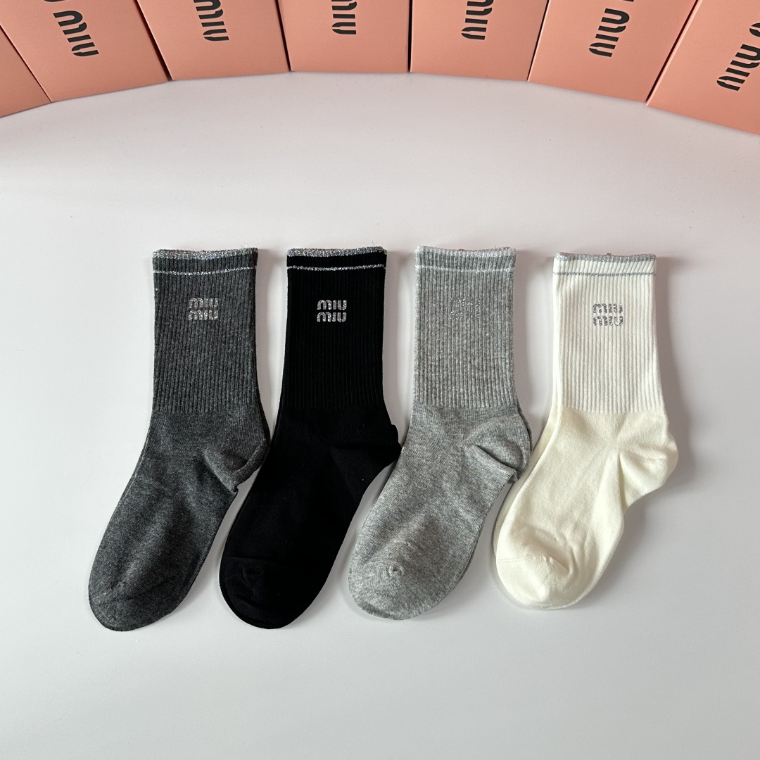 NO:584690,Specially packaged MiuMiu's new hot-stamped classic mid-length socks!  Four pairs in a box, counter-synchronized tube socks, big brands out on the street, a must-have for fashionistas, super easy to match. Socks, stockings, socks, miumiu, socks19860909特 配包装 MiuMiu（缪缪）新款烫印经典中长筒袜堆堆袜袜子！一盒四双, 专柜同步筒袜袜子,大牌出街,潮人必备超好搭.袜子,丝袜,袜子,miumiu,socks,accessory