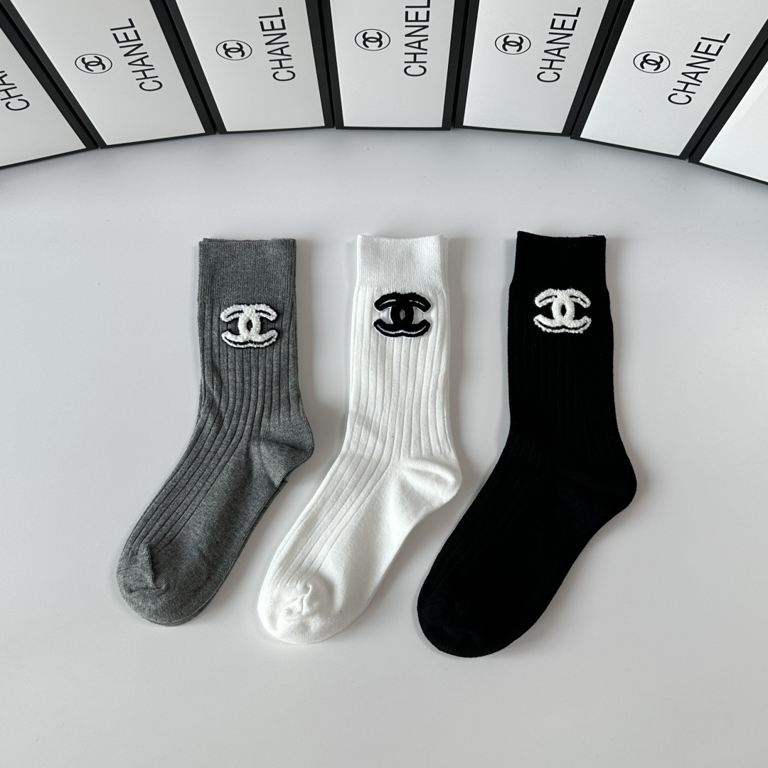 NO:584710,Special packaging Chanel (Chanel) new classic mid-length jewelry socks piles of socks!  Three pairs in a box, synchronized tube socks at the counter, big brands out on the street, a must-have for fashionistas, super easy to match. Socks, stockings, socks, chanel, chanel, socks19860909特配包装 Chanel（香奈儿）新款经典中长款饰品袜堆堆袜袜子！一盒三双, 专柜同步筒款袜子,大牌出街,潮人必备超好搭.袜子,丝袜,袜子,chanel,chanel,socks,accessory