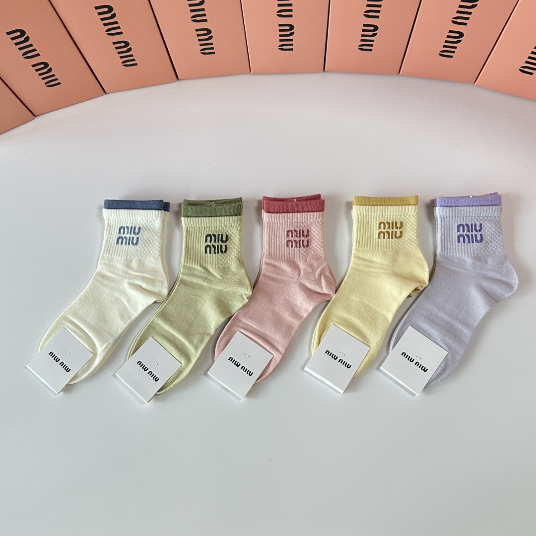 NO:584698,Special packaging MiuMiu's new mid-length pile socks!  Five pairs in a box, synchronized tube socks at the counter, big brands out on the street, must-have socks for fashionistas, stockings, socks, miumiu, socks19860909特 配包装 MiuMiu（缪缪）新款中长款堆堆袜袜子！一盒五双, 专柜同步筒款袜子,大牌出街,潮人必备超好搭袜子,丝袜,袜子,miumiu,socks,accessory