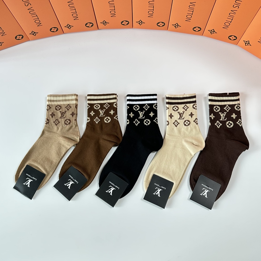 NO:584707,Specially packaged LV (Louis Vuitton) new mid-length pile socks!  Five pairs in a box, counter-synchronized tube socks, big brands out on the street, fashionable people must have super matching socks, stockings, socks, louis vuitton, louis vuitton, socks19860909特 配包装 LV（路易威登）新款中长款堆堆袜袜子！一盒五双, 专柜同步筒款袜子,大牌出街,潮人必备超好搭袜子,丝袜,袜子,louis vuitton,louis vuitton,socks,accessory