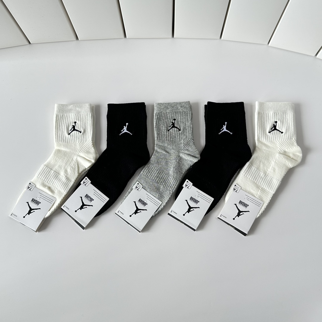 NO:584720,Special packaging for Air Jordan's new embroidered mid-length pile socks!  Five pairs in a box, synchronized tube socks at the counter, big brands going out on the street, must-have socks for fashionistas, stockings, socks, socks19860909特 配包装 飞人乔丹 新款刺绣中长款堆堆袜袜子！一盒五双, 专柜同步筒款袜子,大牌出街,潮人必备超好搭袜子,丝袜,袜子,socks,accessory