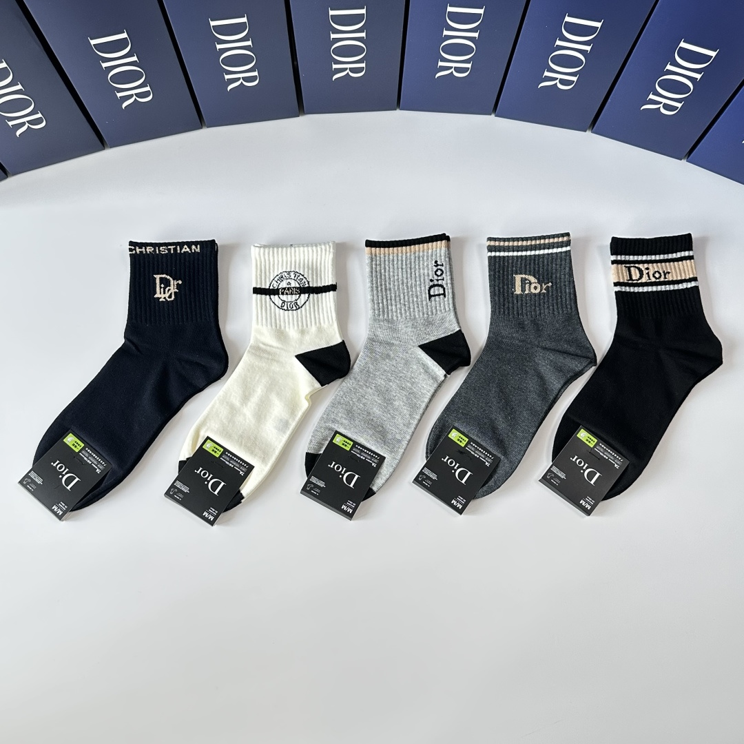 NO:584615,Special packaging DIOR (Dior) new classic mid-length socks pile socks!  Five pairs in a box, counter-synchronized tube socks, big brands out on the street, a must-have for fashionistas, super easy to match. Socks, stockings, socks, dior, dior, socks19860909特 配包装 DIOR（迪奥）新款经典中长筒袜堆堆袜袜子！一盒五双, 专柜同步筒袜袜子,大牌出街,潮人必备超好搭.袜子,丝袜,袜子,dior,dior,socks,accessory