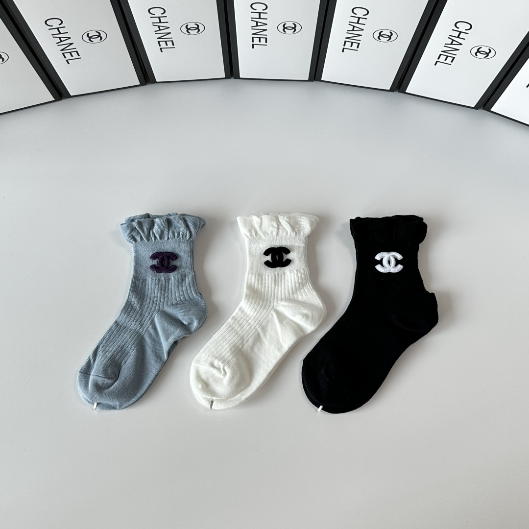 NO:584639,Specially equipped with counter packaging Chanel (Chanel) new jewelry socks mid-length pile socks!  Three pairs in a box, synchronized tube socks at the counter, big brands going out on the street, must-have socks for fashionistas, stockings, socks, chanel, chanel, socks19860909特 配专柜包装 Chanel（香奈儿）新款饰品袜中长款堆堆袜袜子！一盒三双,专柜同步筒袜袜子,大牌出街,潮人必备超好搭袜子,丝袜,袜子,chanel,chanel,socks,accessory