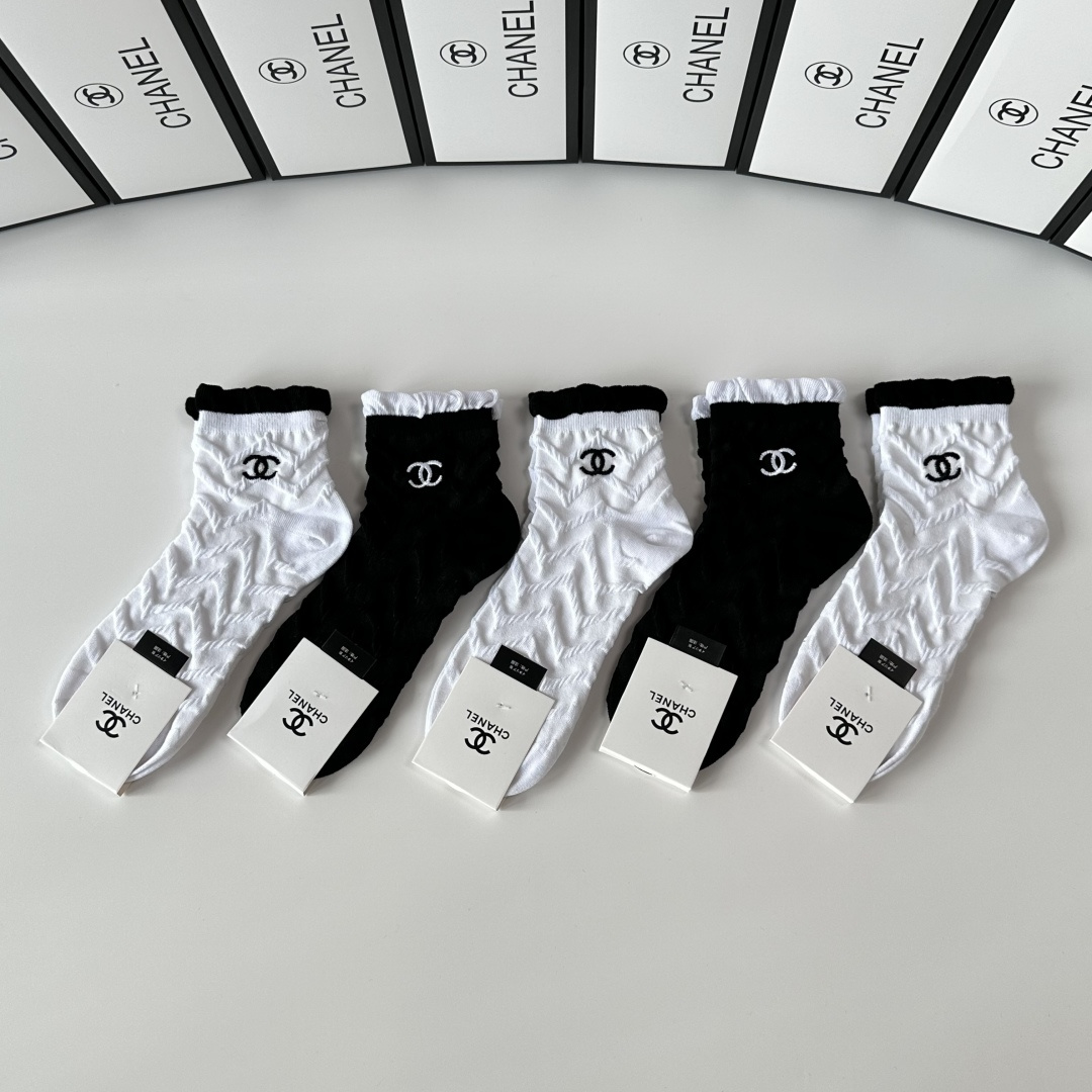 NO:584630,Specially equipped with counter packaging Chanel's new embroidered mid-length socks!  Five pairs in a box, synchronized tube socks at the counter, big brands going out on the street, must-have socks for fashionistas, stockings, socks, chanel, chanel, socks19860909特 配专柜包装 Chanel (香奈儿) 新款刺绣中长筒款堆堆袜袜子！一盒五双,专柜同步筒袜袜子,大牌出街,潮人必备超好搭袜子,丝袜,袜子,chanel,chanel,socks,accessory