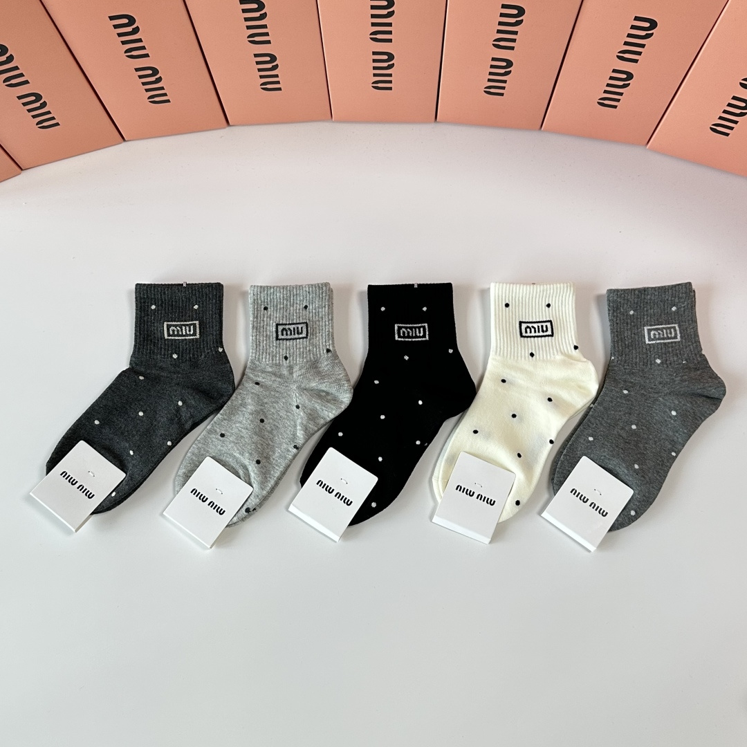 NO:584654,Special packaging MiuMiu's new mid-length pile socks!  Five pairs in a box, synchronized tube socks at the counter, big brands out on the street, must-have socks for fashionistas, stockings, socks, miumiu, socks19860909特 配包装 MiuMiu（缪缪）新款中长款堆堆袜袜子！一盒五双, 专柜同步筒款袜子,大牌出街,潮人必备超好搭袜子,丝袜,袜子,miumiu,socks,accessory