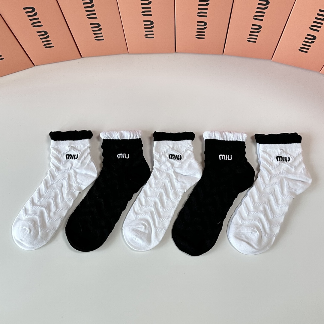 NO:584657,Special packaging MiuMiu's new embroidered mid-length pile socks!  Five pairs in a box, synchronized tube socks at the counter, big brands out on the street, must-have socks for fashionistas, stockings, socks, miumiu, socks19860909特 配包装 MiuMiu（缪缪）新款刺绣中长款堆堆袜袜子！一盒五双, 专柜同步筒款袜子,大牌出街,潮人必备超好搭袜子,丝袜,袜子,miumiu,socks,accessory