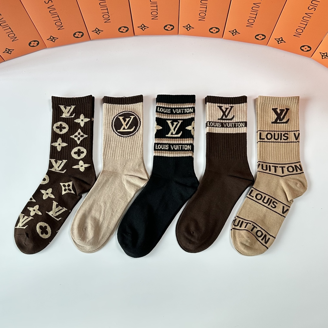 NO:584660,Specially packaged LV (Louis Vuitton) new mid-length pile socks!  Five pairs in a box, counter-synchronized tube socks, big brands out on the street, fashionable people must have super matching socks, stockings, socks, louis vuitton, louis vuitton, socks19860909特 配包装 LV（路易威登）新款中长款堆堆袜袜子！一盒五双, 专柜同步筒款袜子,大牌出街,潮人必备超好搭袜子,丝袜,袜子,louis vuitton,louis vuitton,socks,accessory