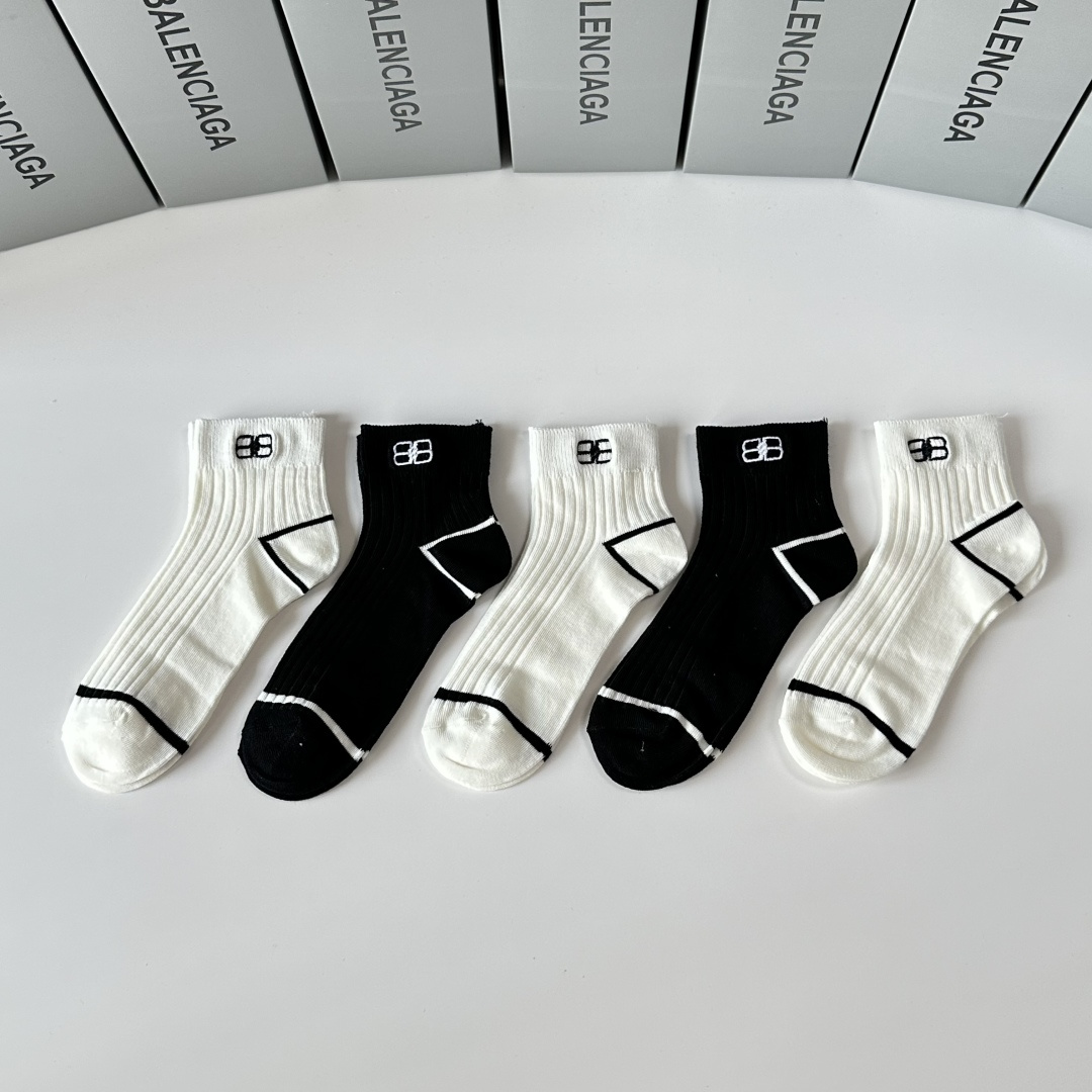 NO:584655,Specially equipped with counter packaging Balenciaga's new embroidered mid-length socks and socks!  Five pairs in a box, synchronized tube socks at the counter, big brands going out, must-have socks for fashionistas, stockings, socks, balenciaga, balenciaga, socks19860909特 配专柜包装 Balenciaga（巴黎世家）新款刺绣中长筒袜堆堆袜袜子！一盒五双,专柜同步筒袜袜子,大牌出街,潮人必备超好搭袜子,丝袜,袜子,balenciaga,balenciaga,socks,accessory