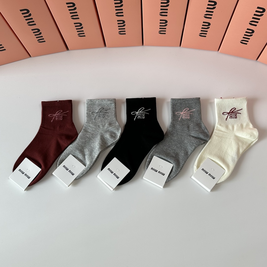 NO:584656,Specially equipped with counter packaging MiuMiu's new mid-length pile socks!  Five pairs in a box, synchronized tube socks at the counter, big brands going out on the street, must-have socks for fashionistas, stockings, socks, miumiu, socks19860909特 配专柜包装 MiuMiu（缪缪）新款中长款堆堆袜袜子！一盒五双,专柜同步筒袜袜子,大牌出街,潮人必备超好搭袜子,丝袜,袜子,miumiu,socks,accessory