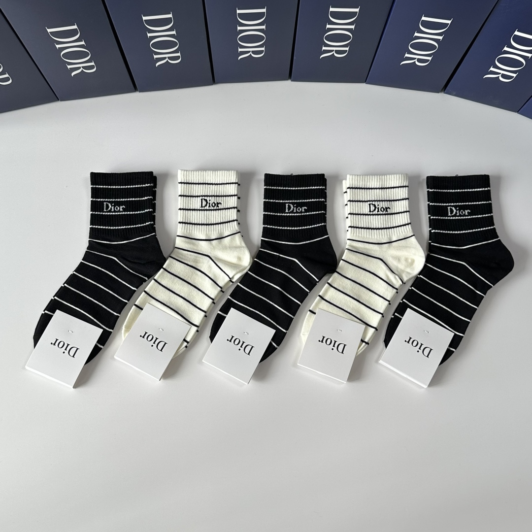NO:584671,Specially equipped with counter packaging DIOR's new mid-length pile socks!  Five pairs in a box, counter-synchronized tube socks, big brands out on the street, a must-have for fashionistas, super easy to match. Socks, stockings, socks, dior, dior, socks19860909特 配专柜包装 DIOR（迪奥）新款中长款堆堆袜袜子！一盒五双,专柜同步筒袜袜子,大牌出街,潮人必备超好搭.袜子,丝袜,袜子,dior,dior,socks,accessory