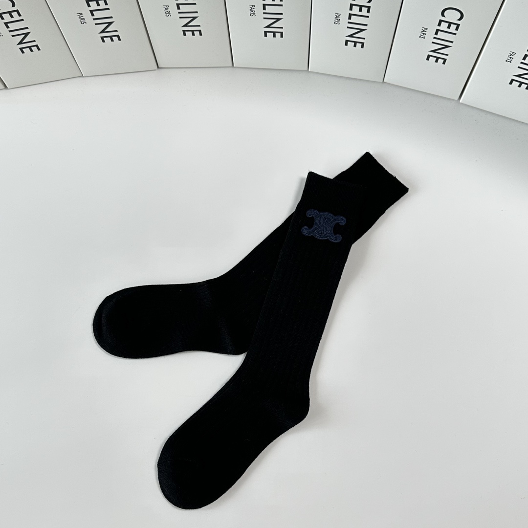 NO:584677,Specially packaged Celine's new classic calf style jewelry socks, piles of socks!  One pair in a box, synchronized tube socks in the counter, big brands on the street, must-have for fashionistas, super easy to match. Socks, stockings, socks, celine, celine, socks19860909特 配包装 Celine（赛琳）新款经典小腿款饰品袜堆堆袜袜子！一盒一双, 专柜同步筒款袜子,大牌出街,潮人必备超好搭.袜子,丝袜,袜子,celine,celine,socks,accessory
