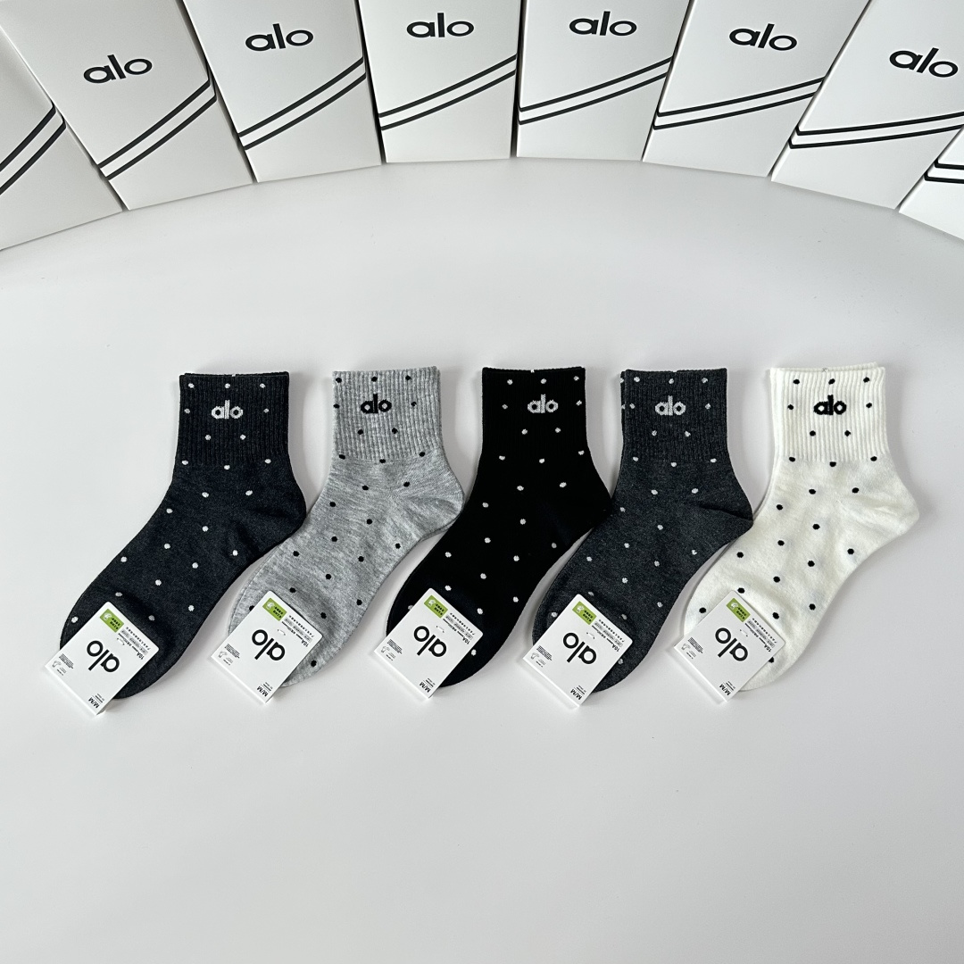 NO:584689,Special packaging for ALO's new mid-length socks!  Five pairs in a box, synchronized tube socks at the counter, big brands going out on the street, must-have socks for fashionistas, stockings, socks, socks19860909特配包装 ALO 新款中长筒款堆堆袜袜子！一盒五双, 专柜同步筒款袜子,大牌出街,潮人必备超好搭袜子,丝袜,袜子,socks,accessory