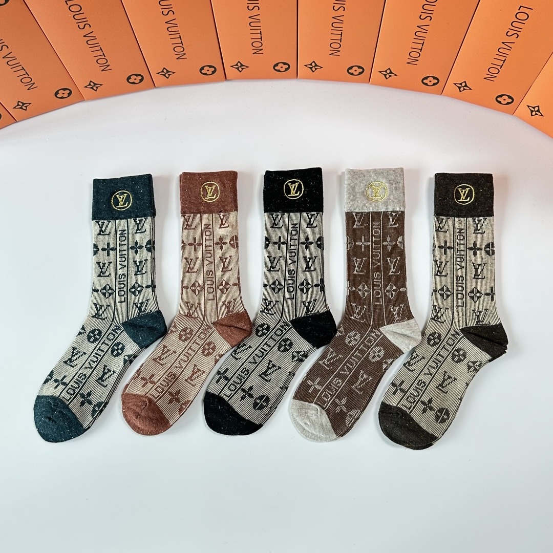 NO:584678,Specially packaged LV (Louis Vuitton) new embroidered mid-length pile socks!  Five pairs in a box, counter-synchronized tube socks, big brands out on the street, fashionable people must have super matching socks, stockings, socks, louis vuitton, louis vuitton, socks19860909特 配包装 LV（路易威登）新款刺绣中长款堆堆袜袜子！一盒五双, 专柜同步筒款袜子,大牌出街,潮人必备超好搭袜子,丝袜,袜子,louis vuitton,louis vuitton,socks,accessory