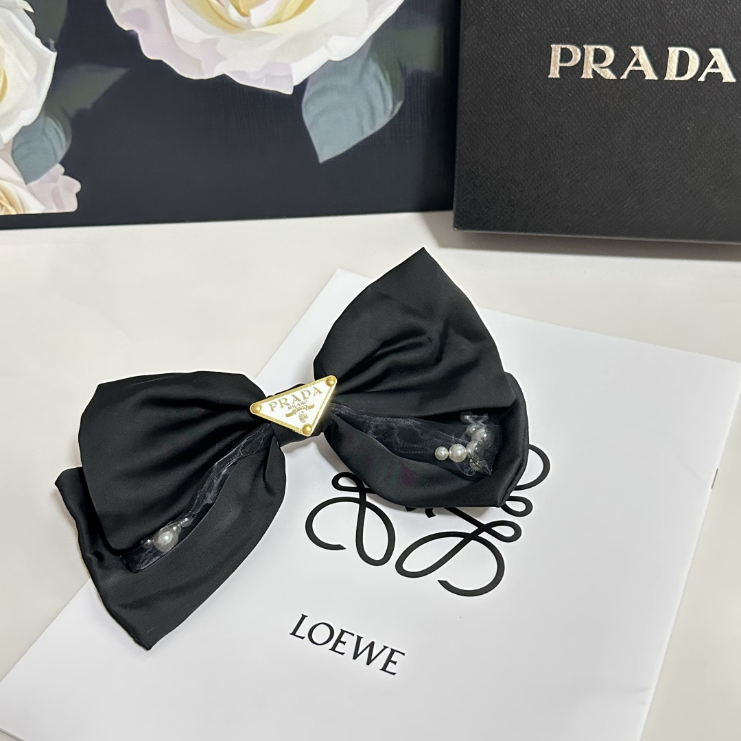 NO:586639,Specially equipped with counter packaging Prada’s latest bow-knot second-hand hardware clip# Trust me!  A must-have item for everyone. This piece must be bought. It has a western and fairy-like appearance. The little fairy wants to keep it. Whoever wears it will look better ~ hairpins, hairpins, prada, prada, hairpins19860909特 配专柜包装 Prada（普拉达）最新蝴蝶结中古五金发夹# 信我！人手必备的单品 这件必须买 洋气神仙颜值 小仙女要收了它,谁戴谁好看～发夹,发夹,prada,prada,hairpins,accessory
