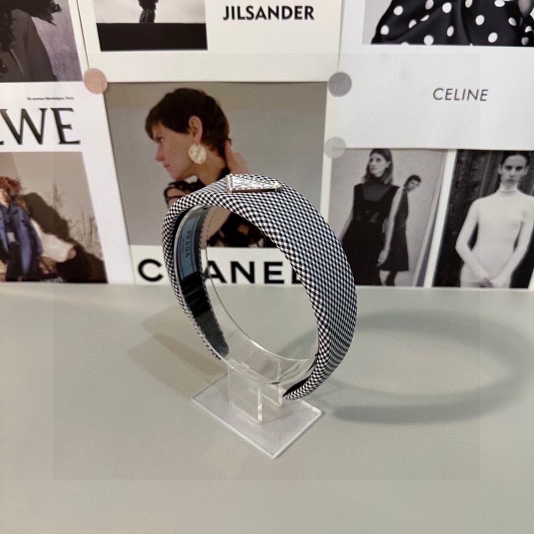 NO:586645,Special counter packaging PRADA (Prada) latest houndstooth headband, little fairies can buy it, special material, no hair, salty or sweet ~ hairpins, hairpins, prada, prada, hairpins19860909特配专柜包装 PRADA（普拉达）最新千鸟格发箍 小仙女入手 特殊材质 不嘞头 可盐可甜～发夹,发夹,prada,prada,hairpins,accessory