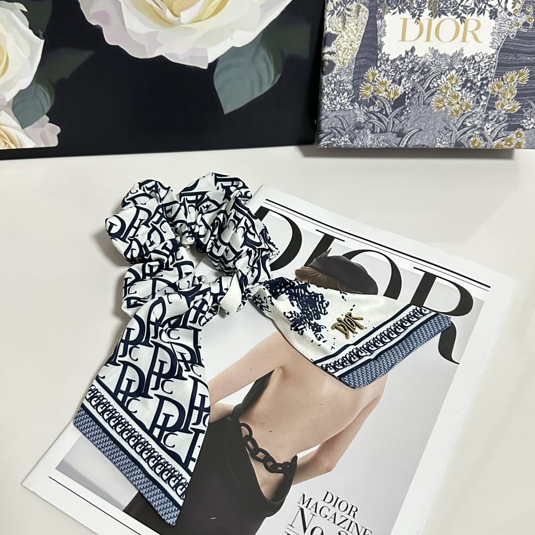 NO:586657,Specially packaged DIOR (Dior) classic presbyopic hair tie. It looks great on the head or on the hand. It is a fashionable and versatile must-have item. Hairpins, hairpins, dior, dior, hairpins19860909特 配包装 DIOR（迪奥）经典老花发圈 带头上或者手上都非常好看 时尚百搭人手必备单品发夹,发夹,dior,dior,hairpins,accessory