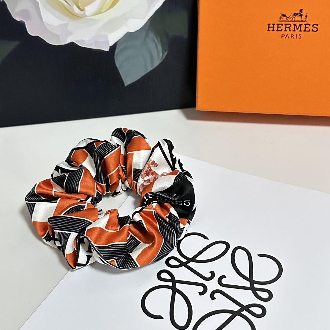 NO:586634,Special (single) with complete packaging Hermes (Hermes) popular silk hair band, shipped from the counter. It looks very high-end at first glance. It is super versatile. You must keep your own hairpins, hairpins, hermes, hermes, real silk, hairpins.19860909特（单个）配全套包装 Hermes（爱马仕）爆款真丝发圈,专柜款出货 一看就特别高档 超级百搭 必须自留发夹,发夹,hermes,hermes,real silk,hairpins,accessory