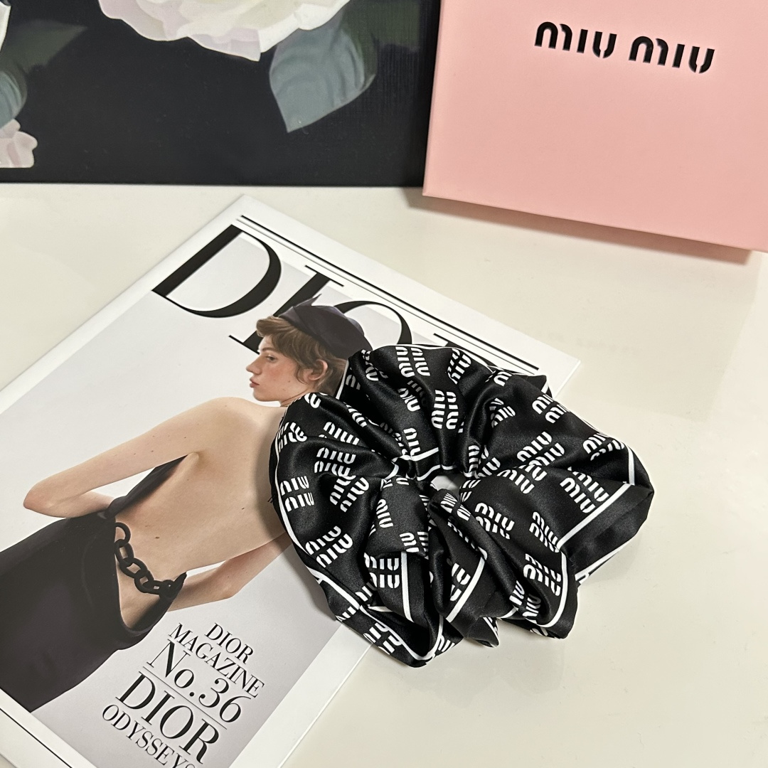 NO:586621,Special (single) with full package MiuMiu's popular silk hair band, shipped from the counter. It looks very high-end at first glance. It is super versatile. You must keep your own hairpins, hairpins, miumiu, real silk, hairpins.19860909特（单个）配全套包装 MiuMiu（缪缪）爆款真丝发圈,专柜款出货 一看就特别高档 超级百搭 必须自留发夹,发夹,miumiu,real silk,hairpins,accessory
